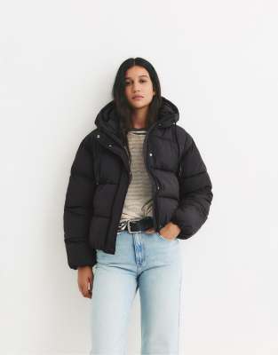 Pull & Bear - Kurze Steppjacke in Schwarz mit Kapuze