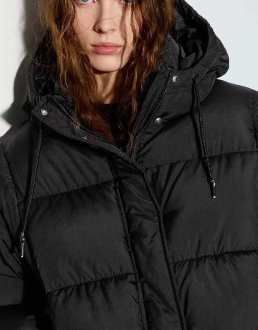 Pull&Bear – Kurze Steppjacke in Schwarz mit Kapuze ASOS
