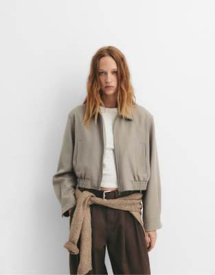 Pull & Bear - Kurze, taillierte Jacke in Taupe-Grau
