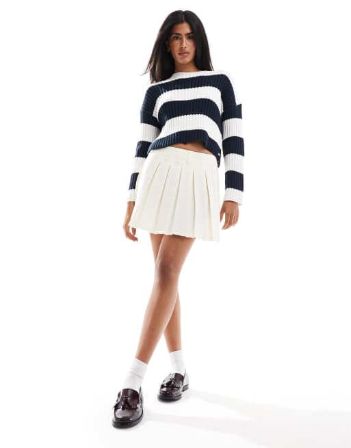 Pull&Bear – Kurzer, gerippter Strickpullover mit marineblauen Streifen