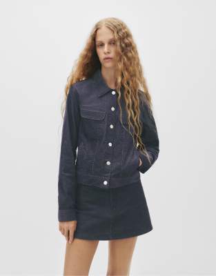 Pull & Bear - Kurzer Jeansrock aus Cord in Blau