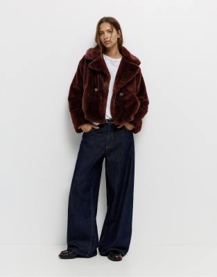 Pull & Bear - Kurzer Mantel aus Kunstpelz in Burgunderrot