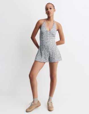 Pull & Bear - Kurzer, strukturierter Playsuit mit bunten Blumenmuster