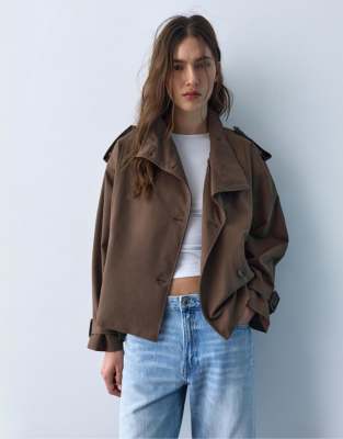 Pull & Bear - Kurzer Trenchcoat in Braun-Brown