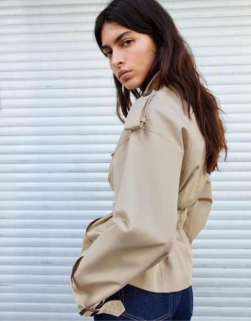 Pull&Bear kurzer Trenchcoat mit Gürtel in Beige, 2 von 7