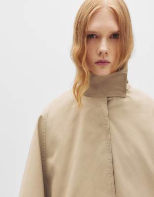 Pull & Bear - Kurzes Cape in Sand-Neutral