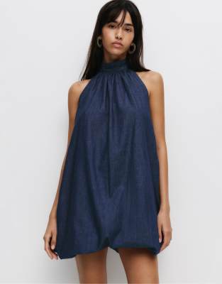 Pull & Bear - Kurzes Denim-Neckholderkleid in Dunkelblau