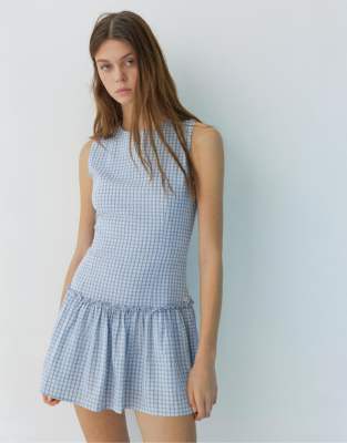 Pull & Bear - Kurzes, kariertes Kleid in Himmelblau mit voluminösem Saum