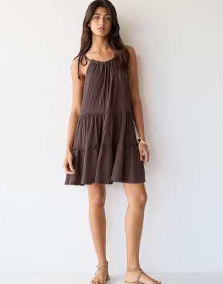 Pull & Bear - Kurzes Kleid in Braun mit Bahnendesign