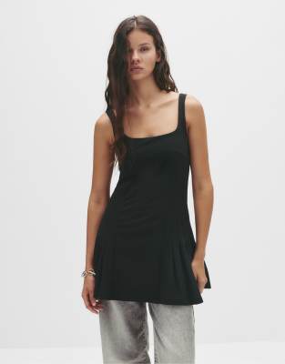 Pull & Bear - Kurzes Kleid in Schwarz mit Kellerfalten