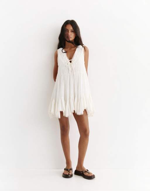 Pull&Bear – Kurzes Kleid in Weiß mit Rüschen, 3 von 4