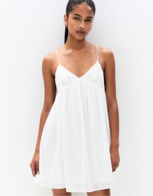 Pull & Bear - Kurzes Kleid in Weiß mit Stickerei