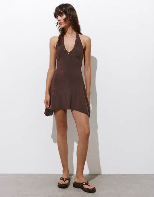 Pull&Bear – Kurzes Neckholder-Kleid in Braun mit Nietenbesatz, 4 von 4