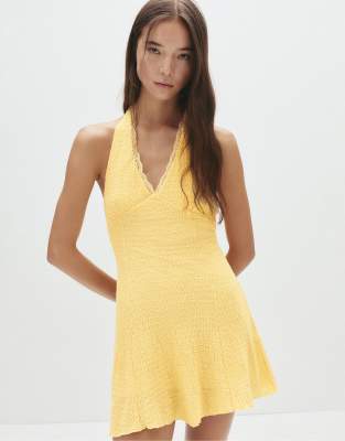 Pull & Bear - Kurzes Neckholder-Kleid in Gelb mit Struktur