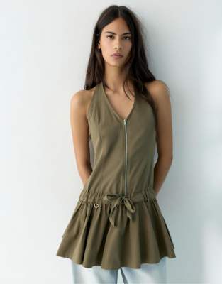 Pull & Bear - Kurzes Neckholder-Kleid in Khaki mit Reißverschluss-Grün