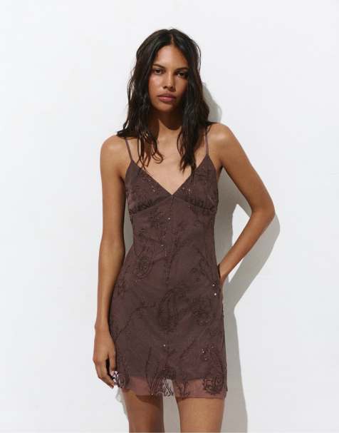 Pull&Bear – Kurzes, perlenbesetztes Kleid in Braun mit Riemchenträgern - view 1