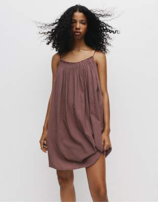Pull & Bear - Kurzes, rustikales Kleid in Aubergine-Rot