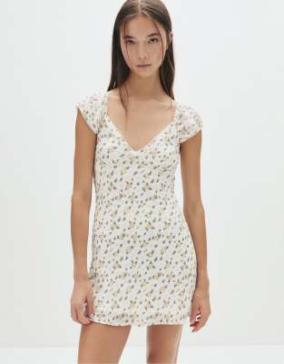 Pull & Bear - Kurzes, strukturiertes Kleid in Gelb mit Blumenmuster