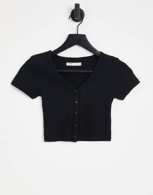 Pull&Bear – Kurzes T-Shirt in Schwarz mit Knopfleiste
