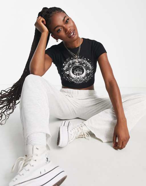 Pull&Bear – Kurzes T-Shirt in Schwarz mit mystischem Aufdruck