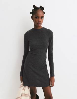 Pull & Bear - Kurzes, weiches Kleid in Dunkelgrau