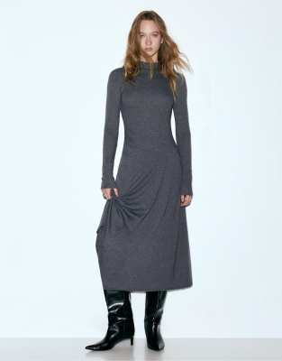 Pull & Bear - Kurzes, weiches Kleid in Grau