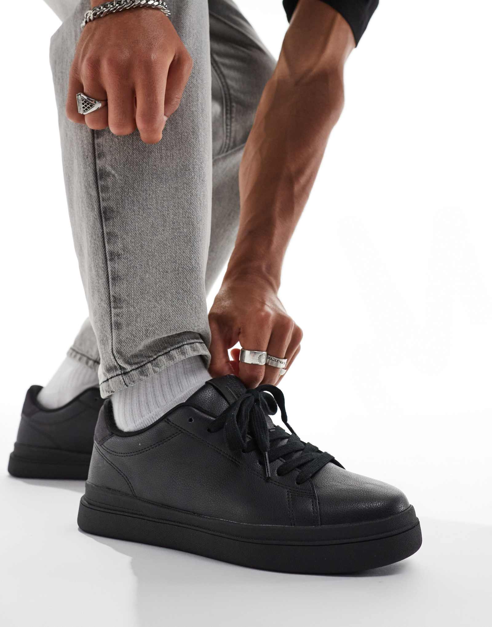 Кроссовки на шнуровке Pull-Bear черного цвета 6490₽