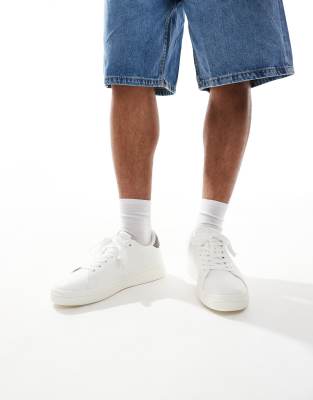 Pull&Bear Pull&Bear lace up trainer with back tab in white