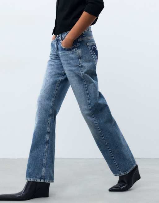 Pull&Bear lågmidjade jeans med raka ben och hjärtformade nitar i mellanblått, 4 av 7