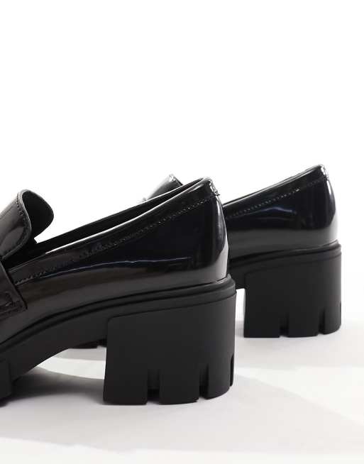 Pull&Bear – Lakierowane czarne loafersy na obcasie, 2 z 4