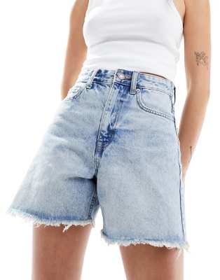 Pull & Bear - Lang geschnittene Jeans-Shorts in Hellblau mit unbehandeltem Saum und hohem Bund