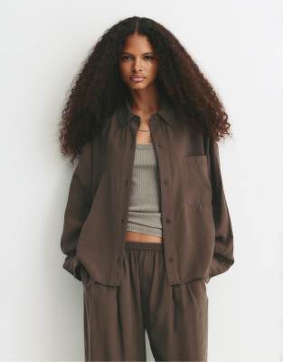Pull & Bear - Langärmlige Hemdbluse in Braun mit Brusttasche-Brown