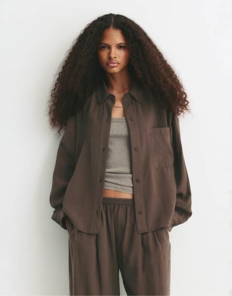 Pull&Bear – Langärmlige Hemdbluse in Braun mit Brusttasche - view 1