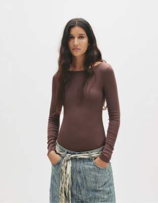 Pull & Bear - Langärmliger Body in Braun-Brown