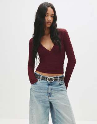 Pull & Bear - Langärmliges Crepe-T-Shirt in Burgunderrot