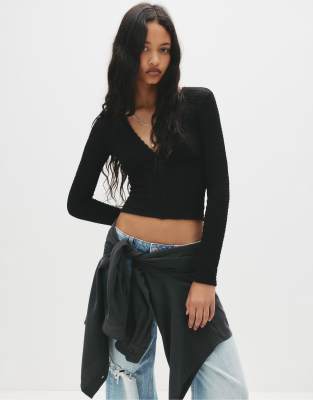 Pull & Bear - Langärmliges Crepe-T-Shirt in Schwarz