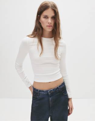 Pull & Bear - Langärmliges, figurbetontes T-Shirt in Weiß