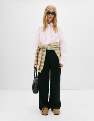Pull & Bear - Langärmliges, gestreiftes Hemd in Rosa mit Krawatte
