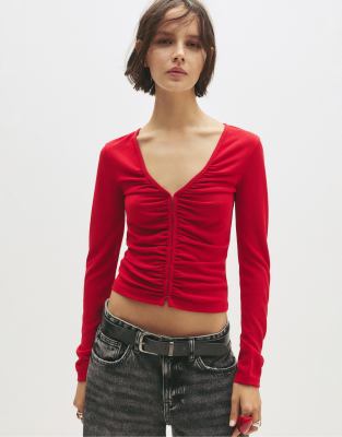 Pull & Bear - Langärmliges Oberteil in Rot mit Druckknöpfen