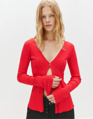 Pull & Bear - Langärmliges Oberteil in Rot mit Haken- und Ösenverschluss