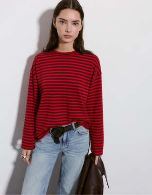 Pull & Bear - Langärmliges, rötliches T-Shirt mit Streifen-Rot
