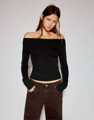 Pull & Bear - Langärmliges Shirt in Schwarz mit U-Boot-Ausschnitt