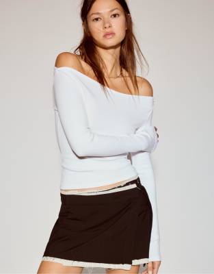 Pull & Bear - Langärmliges Shirt in Weiß mit U-Boot-Ausschnitt