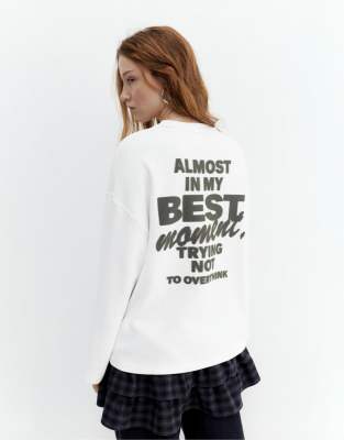 Pull & Bear - Langärmliges T-Shirt in Eisweiß mit „Effort"-Print