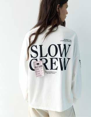 Pull & Bear - Langärmliges T-Shirt in Eisweiß mit Grafik