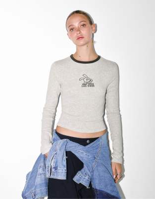 Pull & Bear - Langärmliges T-Shirt in meliertem Grau mit „Ripped Rabbit"-Grafik