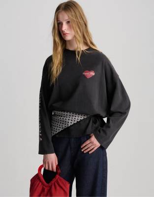 Pull & Bear - Langärmliges T-Shirt in Schwarz mit Motivprint-Grau