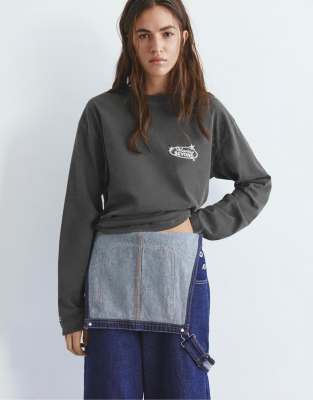 Pull & Bear - Langärmliges T-Shirt in verblasstem Schwarz mit Grafikprint-Grau