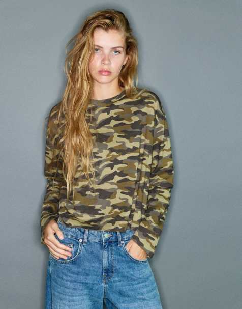Pull&Bear Langärmliges T-Shirt mit Print in Khaki - view 1