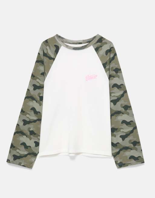 Pull&Bear Langärmliges T-Shirt mit Print in Military-Muster, 5 von 7